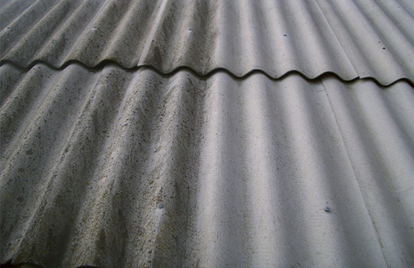 Фото очистки шиферной кровли от мусора