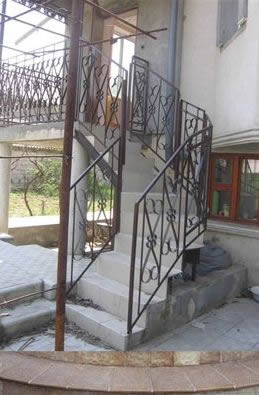 Каркасы -железо. бетон с использованием асбестовых труб в качестве опорных колонн. 