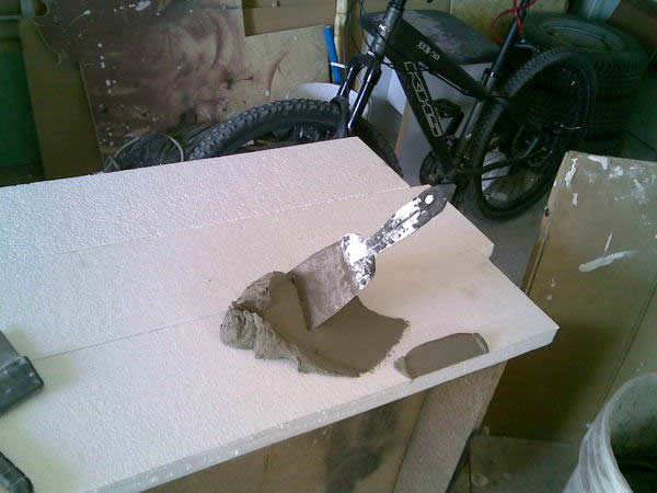 Фото нанесения клея на детали откоса из пенопласта