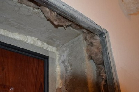 Фото металлических профилей для гипсокартона на откосах входной двери