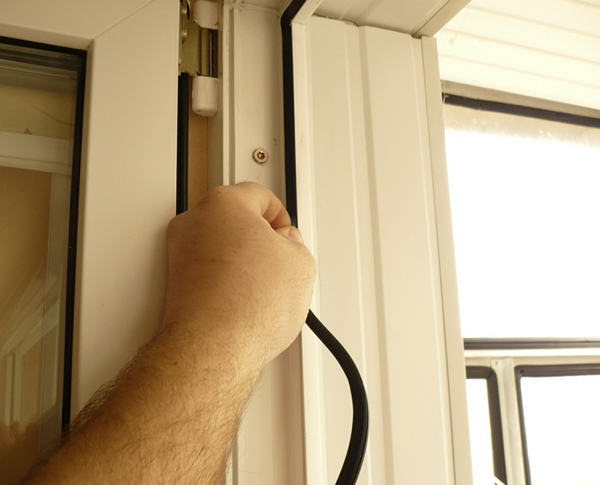 Фото герметизации пластикового окна от конденсата