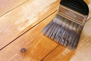 Покрытие древесины морилкой