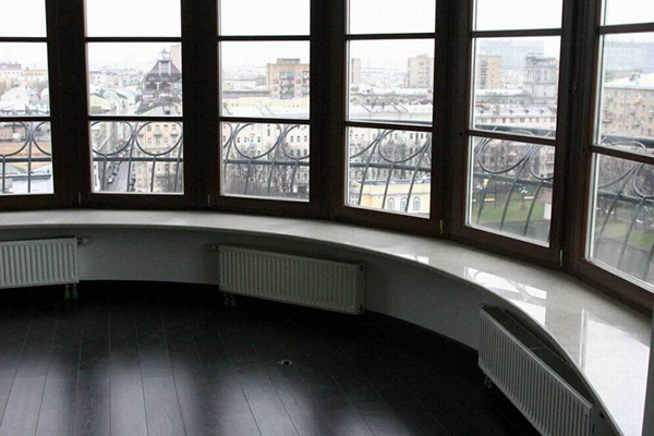 Фото округлого подоконника из искусственного камня