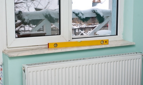 установка подоконника из искусственного камня