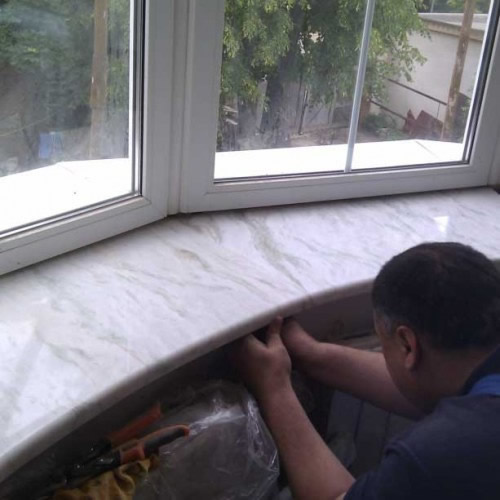 Фото установки мраморного подоконника