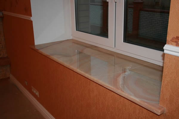 подоконник из камня оникс