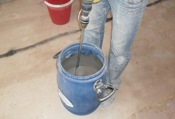 Фото приготовления смеси финишного наливного пола