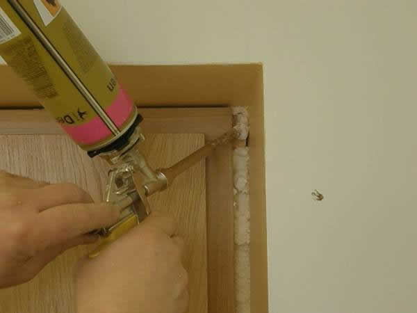 заделка дверной щели