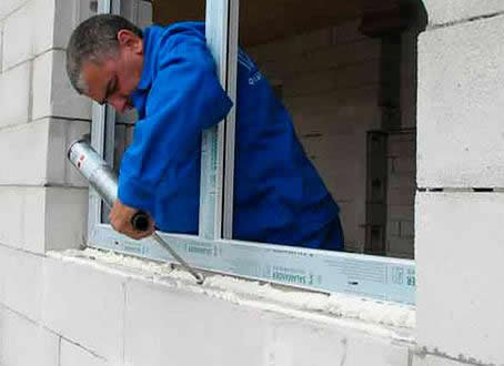 Фото нанесения монтажной пены слоями