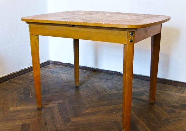 Фото старого стола для ремонтных работ