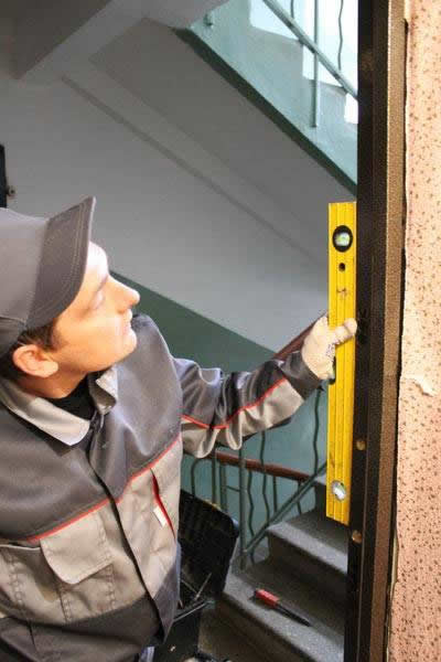 Выравнивание дверной коробки