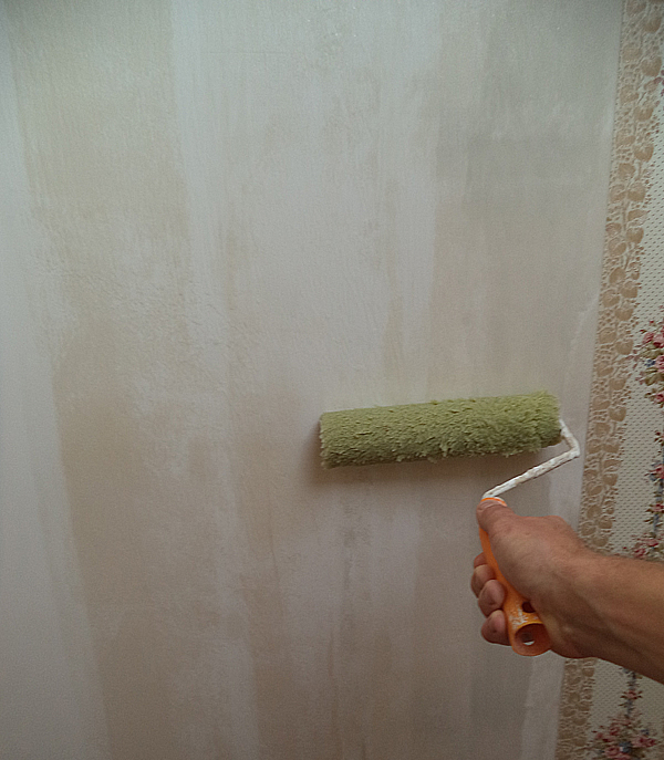 Фото нанесения клея валиком на стену для поклейки виниловых обоев