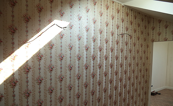 Фото вывода проводки через виниловые обои