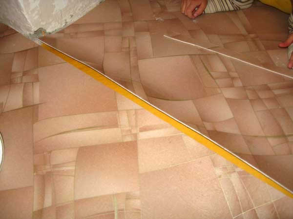 укладка плинтуса на линолеум