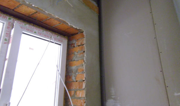 с помощью саморезов крепим алюминиевые профили