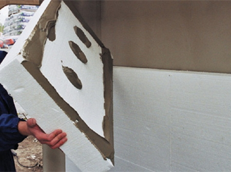 крепление пенопласта клеящей штукатуркой