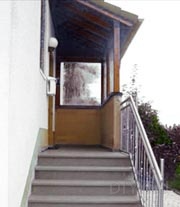 Крыльцо загородного дома