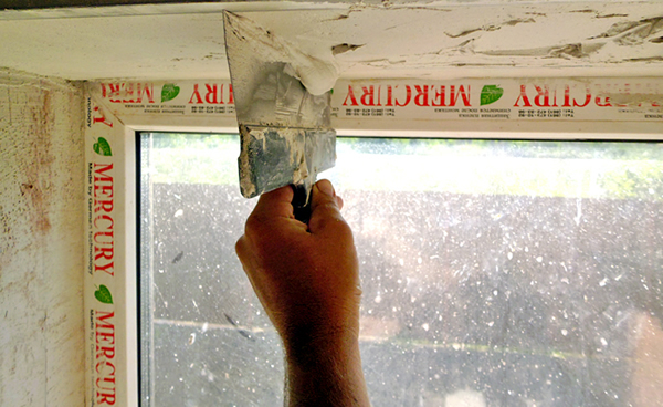 процесс нанесения раствора для оштукатуривания откосов своими руками