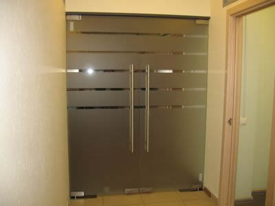 Распашная стеклянная дверь с креплением к полу и верхней части проема