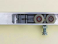 Роликовый механизм с крепежным болтом в направляющей