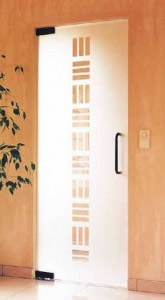 Дверь светлых тонов смотрится элегантно