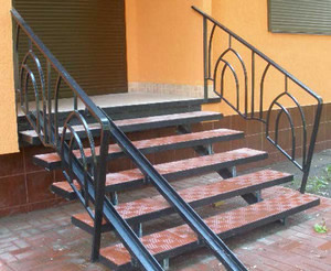 Крыльцо из металлического каркаса