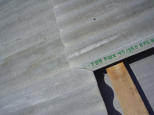 укладка шиферной кровли с обрезкой углов