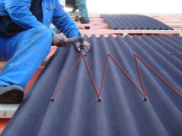 укладка шифера на крышу