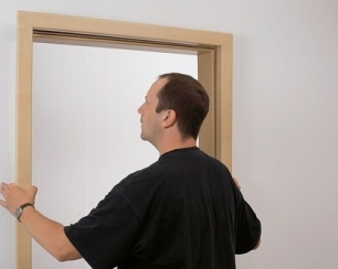 Установка деревянной двери