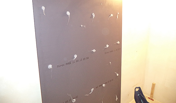 Фото нанесения клея перед монтажом зеркал