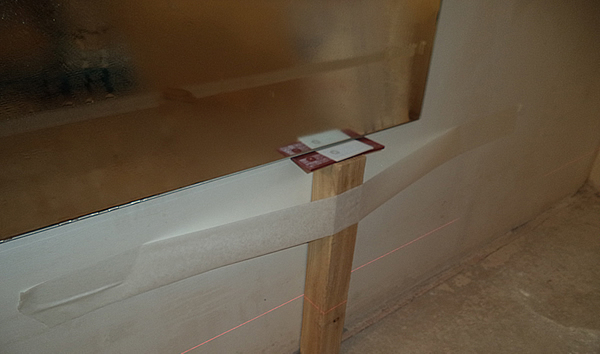 Фото выставления уровня зеркала