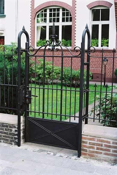 Калитка у входа во двор