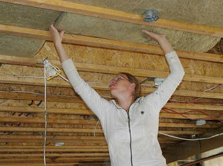 утепление потолка деревянного дома минеральной ватой