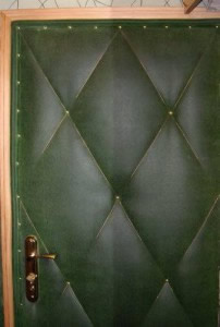 Утепленная деревянная дверь