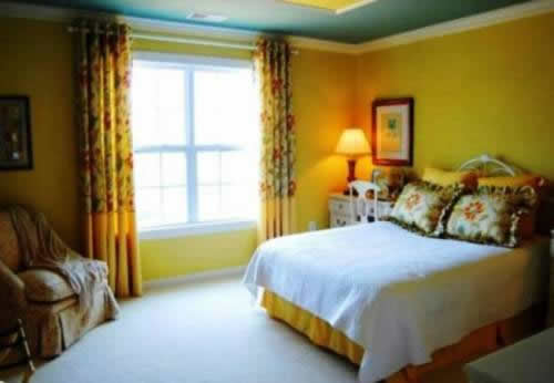 Фото обоев желтого цвета в спальне