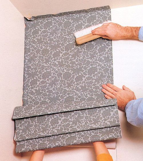 поклейка виниловых обоев на бумаге