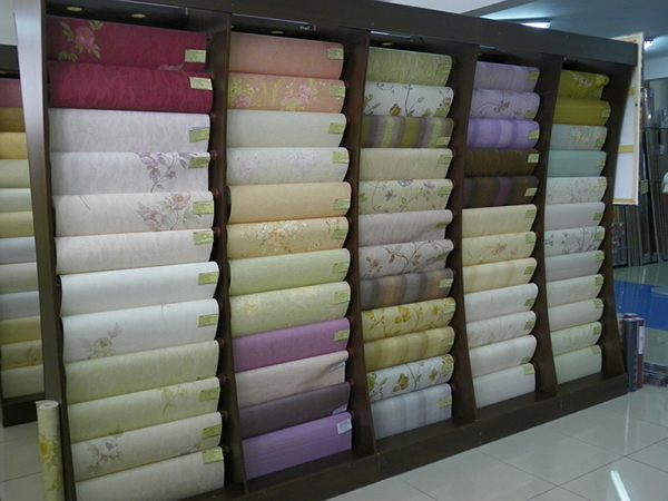 выбор виниловых обоев в магазине