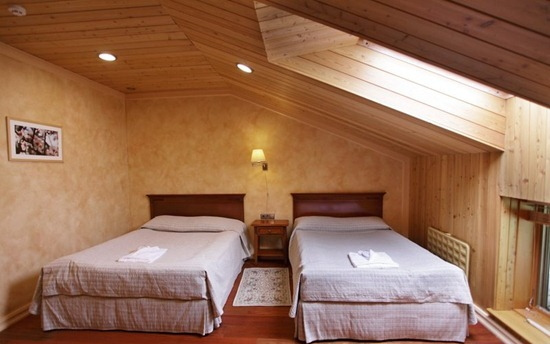 Фото мансарды с отделкой из дерева