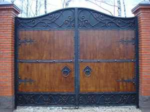 Деревянные ворота с ковкой