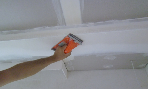 ошкуриваем поверхность наждачной бумагой