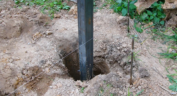 Фото установки угловых столбов забора