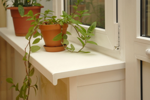 подоконник ПВХ с защитной заглушкой