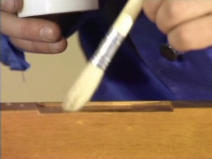 Покрываем получившееся углубление нитролаком