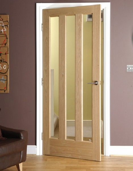 Фото межкомнатной двери из массива со стеклом